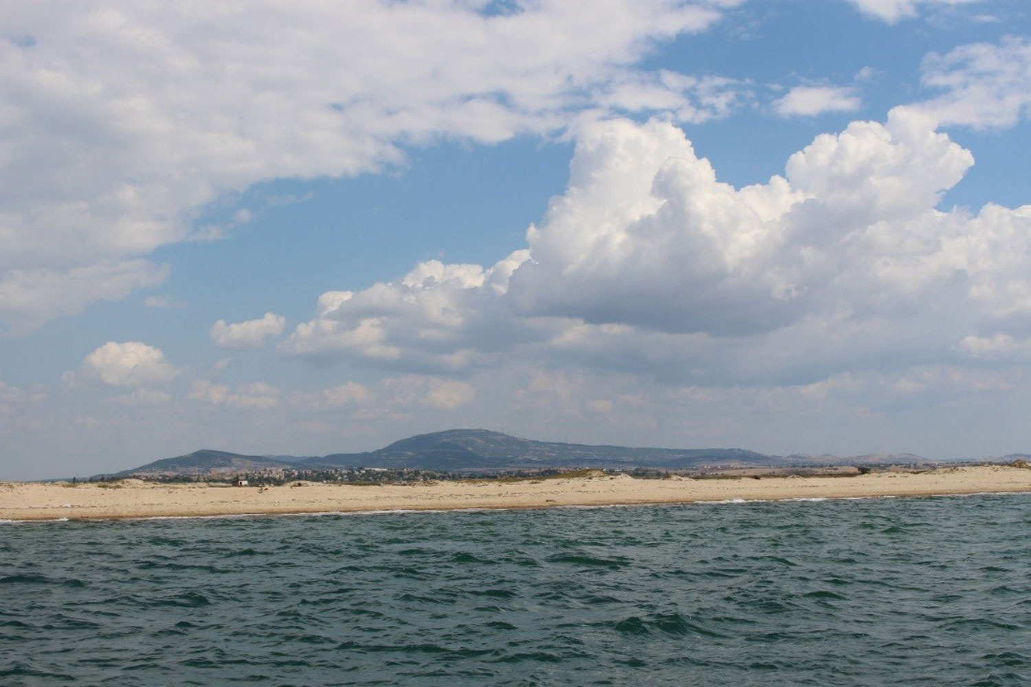 Vue actuelle d'Ainos à partir de la mer (2018)